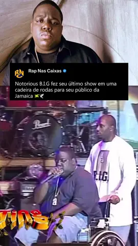 Em 26 de dezembro de 1996, o renomado rapper Notorious B.I.G. protagonizou um dos episódios mais emblemáticos e comoventes da história do hip hop. Com apenas 24 anos e enfrentando as consequências de um recente acidente de carro, Biggie subiu ao palco do tradicional festival Sting, em Portmore, na Jamaica, com a perna engessada e em uma cadeira de rodas. Apesar das adversidades, demonstrou compromisso inabalável com a música e com seu público, entregando uma performance memorável. Com apenas 24 anos e enfrentando as consequências de um recente acidente de carro, Biggie subiu ao palco do tradicional festival Sting, em Portmore, na Jamaica, com a perna engessada e em uma cadeira de rodas. Apesar das adversidades, demonstrou compromisso inabalável com a música e com seu público, entregando uma performance memorável. Essa apresentação histórica viria a ser a última de sua carreira, ocorrendo apenas alguns meses antes de sua morte prematura, em março de 1997. #hiphop #notoriousbig #big #rapnacional 