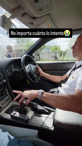 “Yo practicando pa’ tirar los cambios suavecito… pero ese chofer está en otro nivel 😮‍💨🫳✨ Ni transmisión automática cambia así de fino 😂” #GearShiftChallenge #SmoothOperator #BusDriverVibes #ManualLife #NoLoLogro 😅