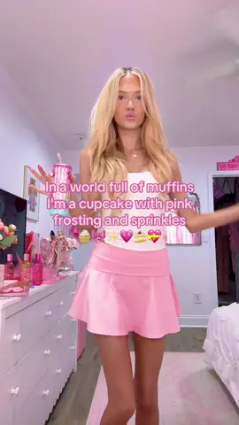 Be a cupcake in a world full of muffins 🧁🎀✨ @Alani Nu Ambassadors @Alani Nutrition #alanipartner #cupcake #sparkles #beyourself #pink 
