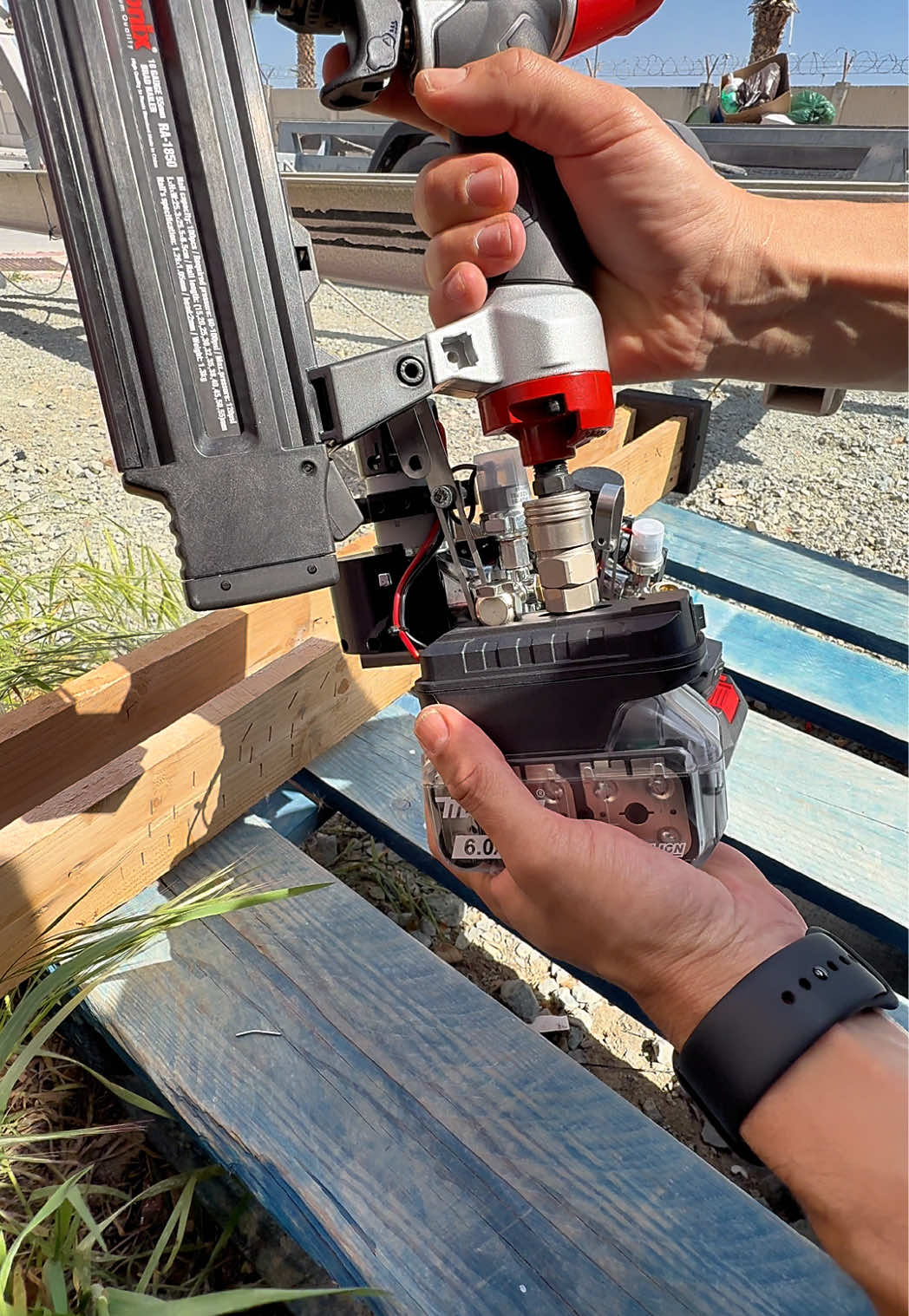 🔧 No compressor. No hose. Just POWER. This mini compressor turns your nail gun into a fully portable system. 💪 Compatible with:   Makita • DeWalt • Milwaukee • Bosch   ⚙️ Specs:   • 18V battery powered   • Up to 150 PSI   • 30L/min airflow   • Compact & lightweight   • Heavy-duty build (zinc alloy) 🔥 Performance:   • Nail gun → instant response   Perfect for:   🧱 Framing   🔨 Woodwork   🏗️ Job sites   🚧 On-the-go work   👉 Work anywhere. No cables. No limits.