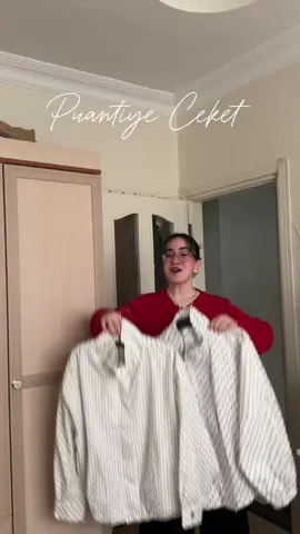 Puantiyeli ceketlerimizi karşılaştıralım💌  • •Defacto• Öncelikle kalıbı oldukça geniş üzerimdeki 38 beden ama 36 çok daha iyi olur🫧  Kumaşı pull&beara göre daha ince baharlık yazlık🤍  Alt kısmı da lastikli  •Pull&Bear•  defactoya göre çok daha tok bir kumaşı var bu özelliğini baya sevdim 🤍  Bel kısmını daraltabiliyorsunuz ama bana gelende sıkıntı vardı 🫠 Kalıbı tam kalıp kendi bedeninizi alabilirsiniz 🫧  • • markalar gözüktüğü için reklam  • #pauntiye #puantiyeli #pullandbear #defacto