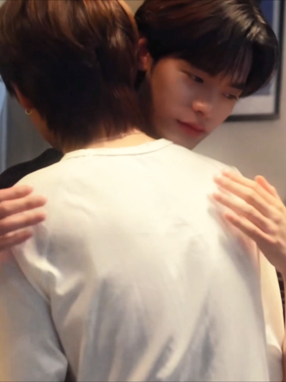 the way Por keeps on hugging Teetee & even wipes Teetee's tears with his hand after he saw that Teetee couldn't stop crying 😭🩷 #teeteepor #duangwithyouseries #duangwithyou #twnpich #porsuppakarn 