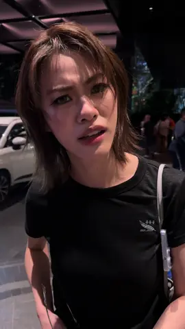 ตอนครูถามว่าเมื่อกี้พูดว่าอะไรไป หนูตอบไม่ได้เลยค่ะ 😂 เอาล่ะ ยังเรียนไม่จบจริง ๆ ต้องกลับไปเรียนต่อแล้ว 55555555 🧡：ขออะไรนะ(งง 🗣️：เพิ่ง พอ ผง พงศ์ พอง 🧡：ฮะ? 🗣️：ขอพรหน่อย 🧡：พร 🗣️:พร  🧡：โอเค  🗣️：ขอโทษนะค่ะ MARC JACOBS X EMI #MarcJacobsxEmi #เอมี่บอนนี่ #emibonnie #emiamily #emithasorn 