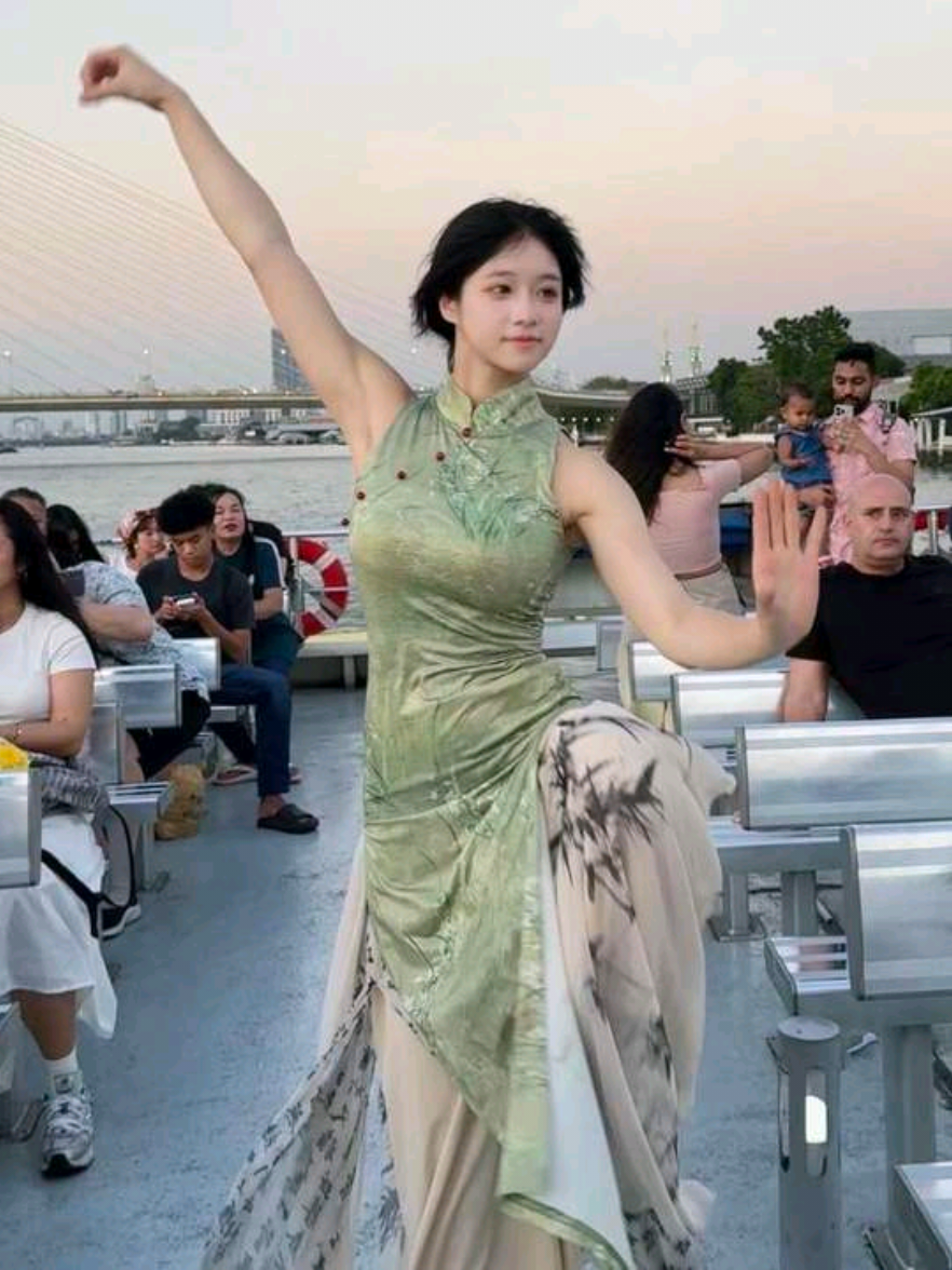 曼谷日落回忆录。泰国曼谷小攻略🐾  给宝子们分享我滴心得  湄南河游轮看日落超值得去我觉得🌇 会路过超美的郑王庙，夕阳下超治愈，吹吹河风超惬意～  海军射击就不太建议去啦❌ 一定要带身份证/护照原件哦，复印件和照片都不行…… 叫号必须走到跟前才认，在旁边举手都没用 工作人员态度不太行，体验感不太好 唐人街随便逛逛超有意思🏮 就是要走好多路，P人宝子很容易绕弯路啦 记得穿软软的舒服鞋子哦～ #王六堡#泰国 #旅游 #曼谷 #日常vlog
