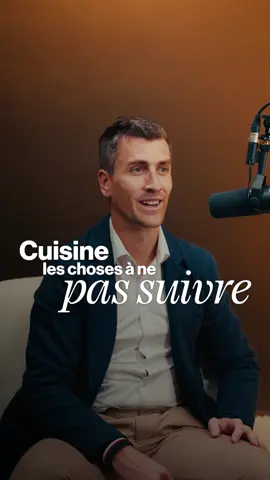 On voit souvent des cuisines magnifiques sur Instagram. Très design, tout en noir, avec du marbre partout. Sur le papier, c’est superbe. Dans la vraie vie, beaucoup moins. Le marbre sur un plan de travail par exemple. Posez un citron ou un verre de vin et la trace peut rester. Un quartz ou un dekton tient beaucoup mieux dans le temps. Même chose pour les éviers sans égouttoir ou la robinetterie noire. C’est très beau, mais pas toujours très pratique au quotidien. Une cuisine doit rester belle, bien sûr. Mais surtout fonctionnelle. Si ces sujets vous intéressent, suivez-moi, je partage régulièrement ce genre de conseils.