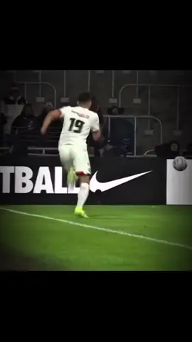 القوّة القوة لا بارك الله بالضعف ☠️👌#كرة_قدم #تدخلات_المدافعين🔥🤯 #tiktok #CB 