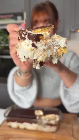 Tiramisu biscuits « petit beurre » ✨ 🧾 Ingrédients 	•	1 paquet de biscuits type Petit Beurre 	•	2–3 tasses de café fort (refroidi) 	•	250 g de mascarpone 	•	200 ml de crème liquide entière (bien froide) 	•	80–100 g de sucre 	•	1 c. à café de vanille 	•	150–200 g de chocolat noir 	•	150 ml de crème liquide 	•	Cacao en poudre 🧑‍🍳 Instructions  1. Préparer le café Prépare un café bien fort et laisse-le refroidir. 2. Monter la crème Fouette la crème liquide bien froide. Ajoute le mascarpone, le sucre et la vanille. Fouette jusqu’à obtenir une crème lisse et épaisse. 3. Première couche Dispose une couche de biscuits dans le plat. Verse du café directement dessus pour bien les imbiber. Ajoute une belle couche de crème puis lisse. 4. Cacao Saupoudre généreusement de cacao. 5. Deuxième couche Ajoute une nouvelle couche de biscuits. Imbibe-les à nouveau avec le café. Recouvre avec une seconde couche de crème et lisse. 6. Ganache chocolat Fais chauffer la crème puis verse-la sur le chocolat. Mélange jusqu’à obtenir une ganache lisse. Verse sur le dessus du tiramisu. 7. Repos Place au frais minimum 4 heures (idéalement une nuit). Régalez-vous 🫶 #fyp #Recipe #food 