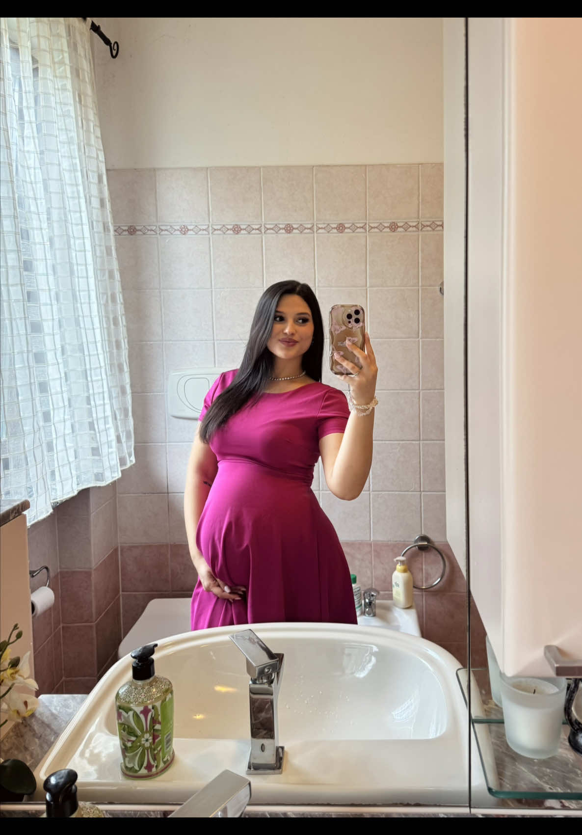 Se c'è una cosa che non voglio ricordare di questa gravidanza... è sicuramente il mal di schiena 🥲 Fortunatamente però ho scoperto questa fascia di @Momcozy Official che mi sta aiutando tantissimo! Mi sostiene la pancia e la schiena e mi dà sollievo durante la giornata, soprattutto nelle attività più quotidiane. In più è praticamente invisibile sotto i vestiti ed è super comoda... ed è una cosa che adoro 🫠🫶🏼  Tra non molto inizierò ad allattare di nuovo e anche questa volta avrò bisogno dei reggiseni da allattamento, che avevo gia usato con Alex e con cui mi ero trovata molto bene. Questo però, a differenza di altri che avevo preso in passato su Amazon, è ancora più comodo, super morbido e anche molto più bello esteticamente. È già al primo posto per me 😍🏆 Un grazie speciale a Momcozy per questo regalo 🩷 Se siete in gravidanza o vi state preparando all'allattamento, vi lascio qui il mio codice sconto MIGHENA20B per avere il 20% di sconto 🥰✨ . . . #momcozy #momcozybra #momcozynursingbra #momcozybellyband #pregnancy 