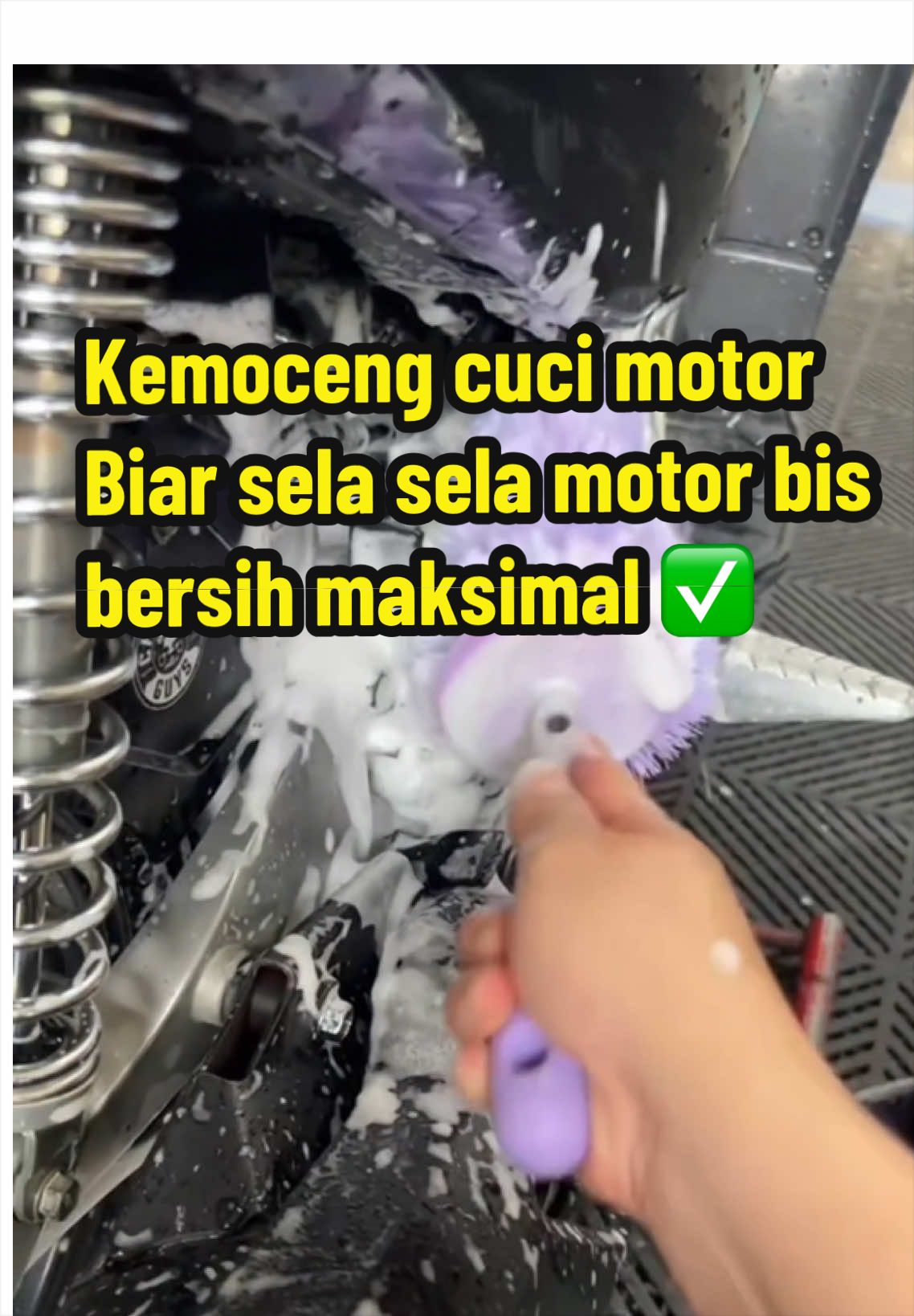 Percumah cuci motor, tapi sela2 motor masih kotor.#sikatpembersih #kemocengmicrofiber #kemocengpanjang #kemocengserbaguna 