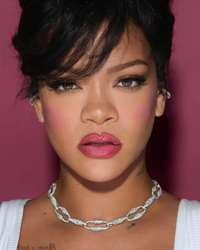 @Rihanna stays servin' from cheek to cheek in the NEW Shake 'N Play Buildable Liquid Blushes 😉 It’s time to play (your way) with a lightweight, lasting blush that leaves a natural, blurred finish: 🎀 Bow Peep 🧡 Fiya Papaya 🍓 Wild'Berry Whip 🍷 Quit Wine'in 🪻 Violet Vice$ Recreate Rihanna's look at ultabeauty.com, sephora.com and fentybeauty.com on 3/28! Launching globally at @sephora, @Ulta Beauty, @SPACE NK, and @douglasnederland on 4/3