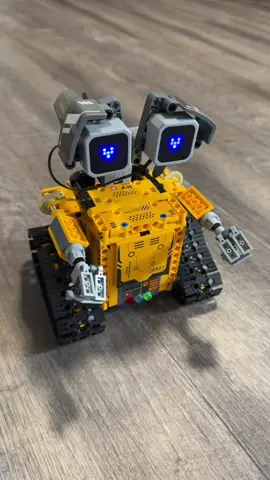 Este robot para armar está demasiado increíble 🤖✨ No es solo un juguete, viene con muchísimas piezas, control y manual para construirlo paso a paso 🙌 Lo mejor es que puedes armar diferentes modelos con un solo set, así que no se aburren y se entretienen un buen rato 👀 Ideal para niños… o para uno mismo porque la verdad está buenísimo 😂 Aquí te dejo el enlace por si lo quieres ver 👇#tiktokshopfinds #jugueteseducativos #regalosparaniños #parati #lego 