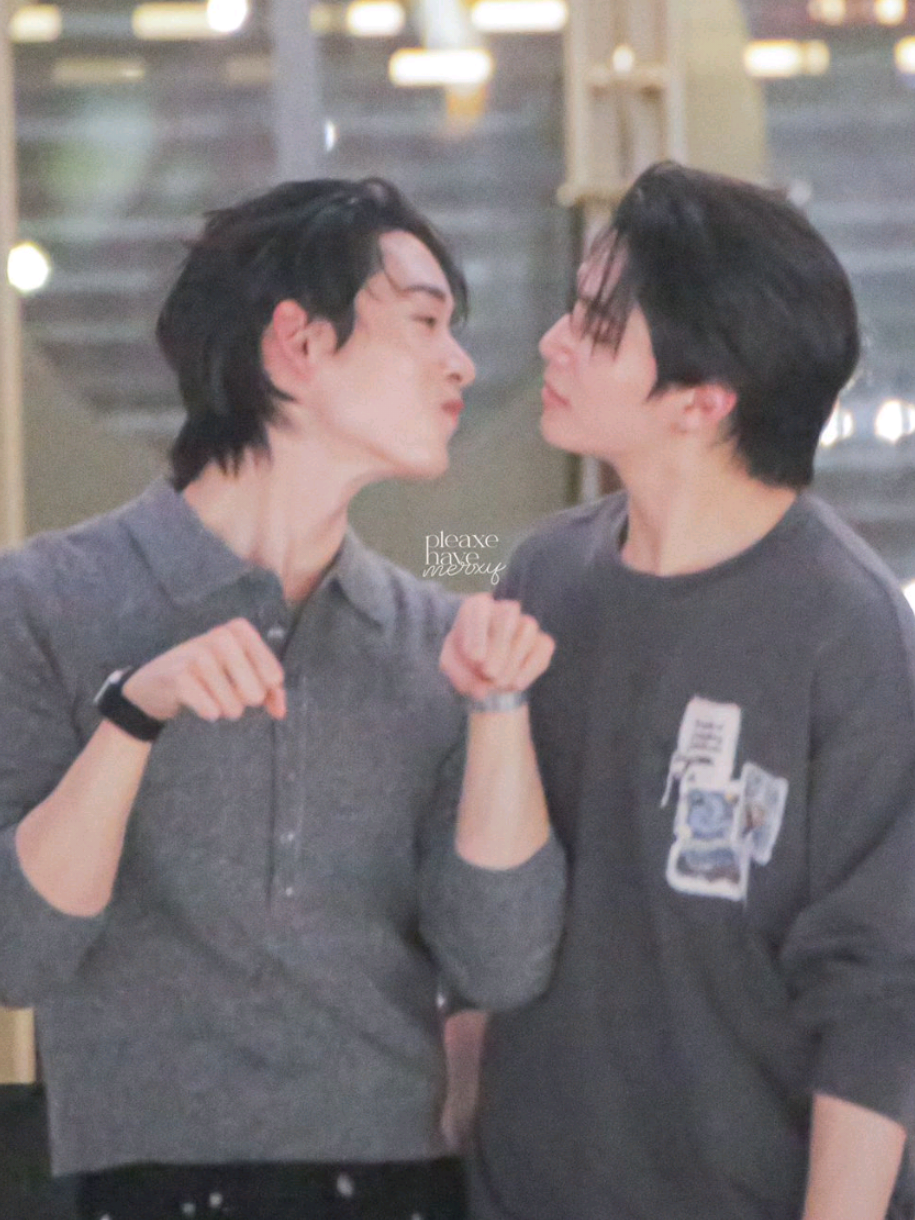 Diferentes pov del casi beso de los chicos en el evento de hoy 🙈 @est_rvp @Zloty  cr to the owners (lf your are the owner of any of these videos or photos, please send us a DM so we can give you proper credits) 🍃 #williamjkp |#est_rvp |#williamest I #estsupha I #estsuphamx