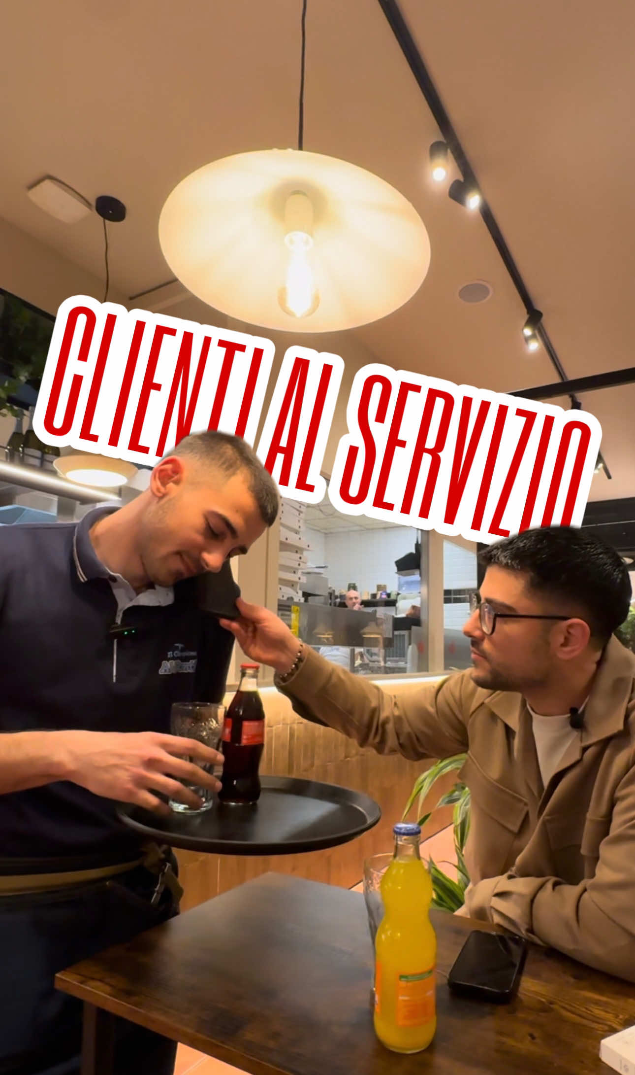 Qui al Campione al Pontile ci si aiuta sempre😅 📍Viale della Marina 40/42 #ilcampione #pizzeria #pizza #cliente #lavoro 