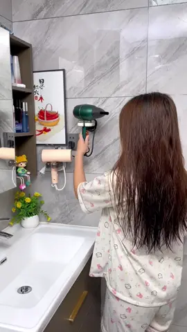 Giá đỡ máy sấy tóc không thể thiếu Sấy tóc chưa bao giờ nhàn đến thế! Quên đi cảnh mỏi rã rời tay đi, giờ đây bạn đã có thể rảnh tay để vừa sấy vừa tạo kiểu chuyên nghiệp như ở salon. Đây chính là chân ái cho một góc bàn trang điểm gọn gàng và một mái tóc bồng bềnh hoàn hảo. #giadomaysaytoc #giadungthongminh #lamdep #meovat #review