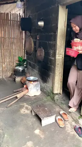 Comment cho mình biết chiếc nồi nhà bạn đã dùng bao nhiêu năm rồi? Chỉ cần 1 lọ này, mình sẽ giúp nó trở lại như ngày đầu tiên!#tayruanhabep#vesinhnhacua#yeubep#xuhuong