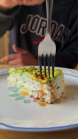 كيك السوشي 🍣🍰 المكونات :  ارز  سوريمي طحالب مجففة  جبن كريمي  خيار  صلصة صويا  خل الأرز  افوكادو  سمسم  Sushi Cake 🍣🍰 Ingredients: Rice Surimi Dried seaweed Cream cheese Cucumber Soy sauce Rice vinegar #Recipe #recipeideas #Foodie #EasyRecipe #sushi 