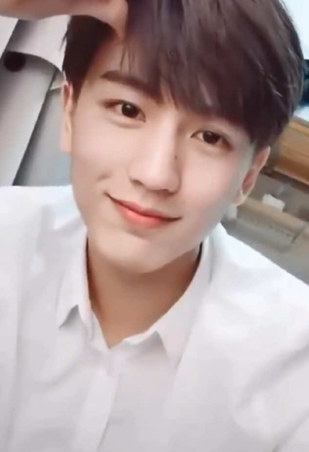 Cục moe Trương Gia Vĩ thời sinh viên đại học, nhí nhảnh đáng iu xỉu. Hồi này người ta đã nổi tiếng trên Douyin rồi ó🤘🏻  #TrươngLăngHách #ZhangLinghe #张凌赫 