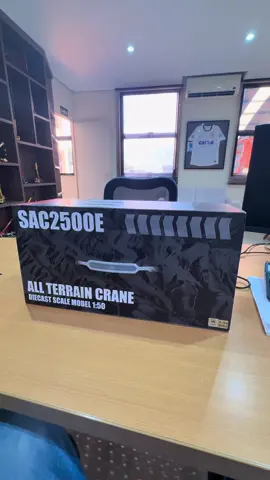 On box Sany Crane Scale Model SAC2500E. 250 tons ##guindaste #crane #cunzolo 