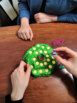 Jugamos carrera de conejos, si el dado marca 6 giras la zanahoria #juegos #shorts #divertido 