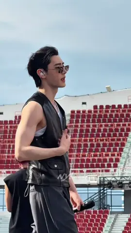 182cm w/ 64kg is so perfectly fit for body proportion 🔥🔥… he’s hot 🔥 #sunghoon #enhypen 