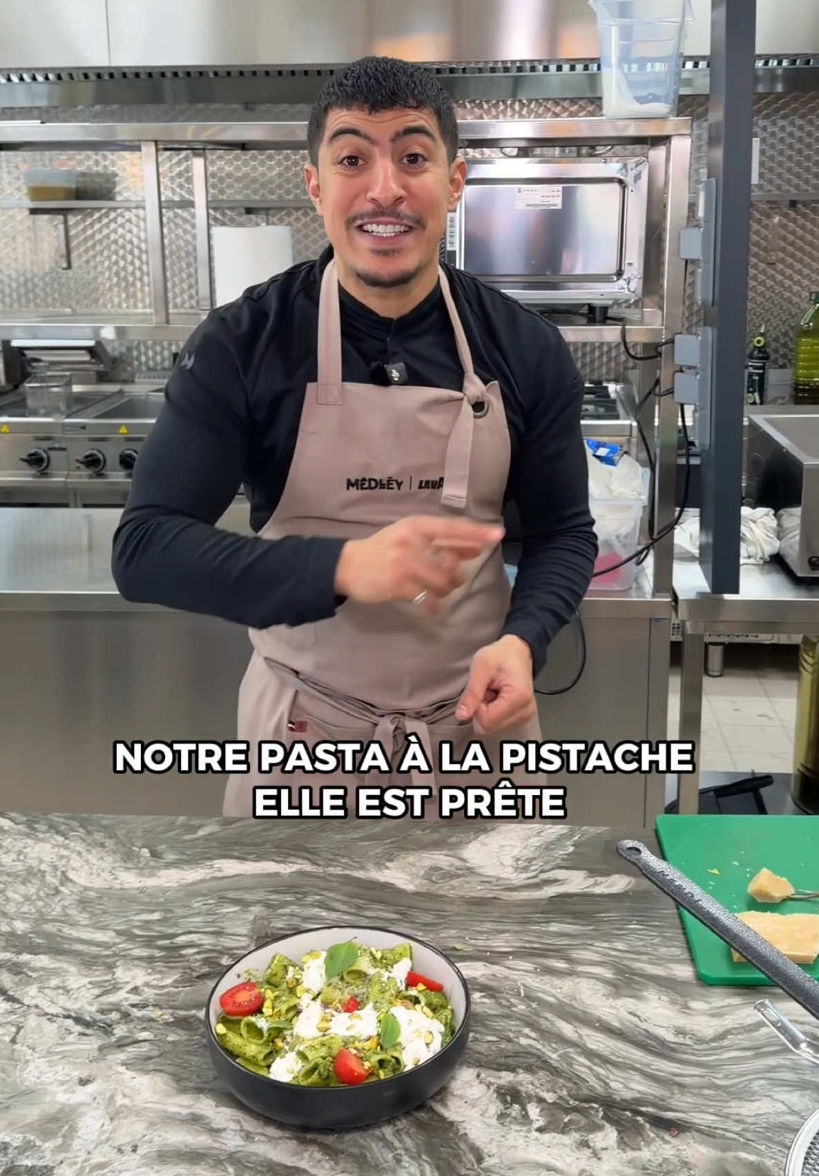 Une création signature signée par le chef Mohamed Si Abdelkader pour Medley ✨ Un équilibre parfait entre la douceur de la pistache, le fondant de la stracciatella et la puissance du parmesan… une explosion de saveurs à chaque bouchée 🤤🔥 Chez Medley, chaque assiette raconte une histoire… et celle-ci risque de devenir votre préférée 👀 Ouverture prochaine… vous n’êtes pas prêts 🚀 #medleyrestaurant #mohamedsi #medleyargenteuil #restaurantparis 