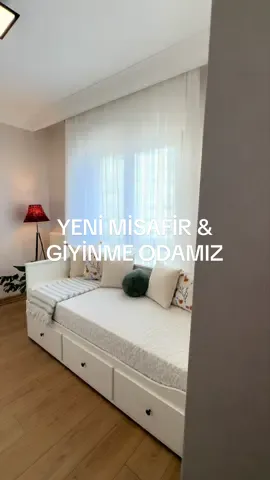 Evlendikten 2 yıl sonra eşyaları alınan oda 🤍 Bu odada önceden tek kişilik bir yatak ve ufak bir dolap vardı, evlenmeden önceden kalmaydı. Evlenirken tüm odaları dört dörtlük bir şekilde hazırlama derdim olmadı hiç. Evimize yerleşelim zamanla ihtiyaçlar ortaya çıkar dedim. Bu odayı da ütü ve çamaşır odası gibi kullanıyordum daha çok. Misafirler gelince de onlardan biri kalıyordu.  Düğünün üstünden neredeyse 2 yıl geçti ve hem yatılı misafirlerimizi rahat ettirme hem de daha geniş bir giyinme alanına sahip olma ihtiyaçlarımız doğdu. Sonucunda da bu minik oda oluştu 🤍 evlenirken her şey eksiksiz olsun diye direterek değil, bugünün ihtiyaçlarına ve kendi zevkimize göre yön verdik bu odaya. ✨ Halısı ve avizesi eksik. Onlar da gelince tamamlanmış olacak. Fakat acelesi yok, ne zaman beğendiğim bir şey bulursam o zaman alacağım.  Benim içime sindi, siz nasıl buldunuz? 🌸 marka adı reklam #ikea #ikeahemnes #ikeadivan #giyinmeodası #giyinmeodasıdekorasyonu 