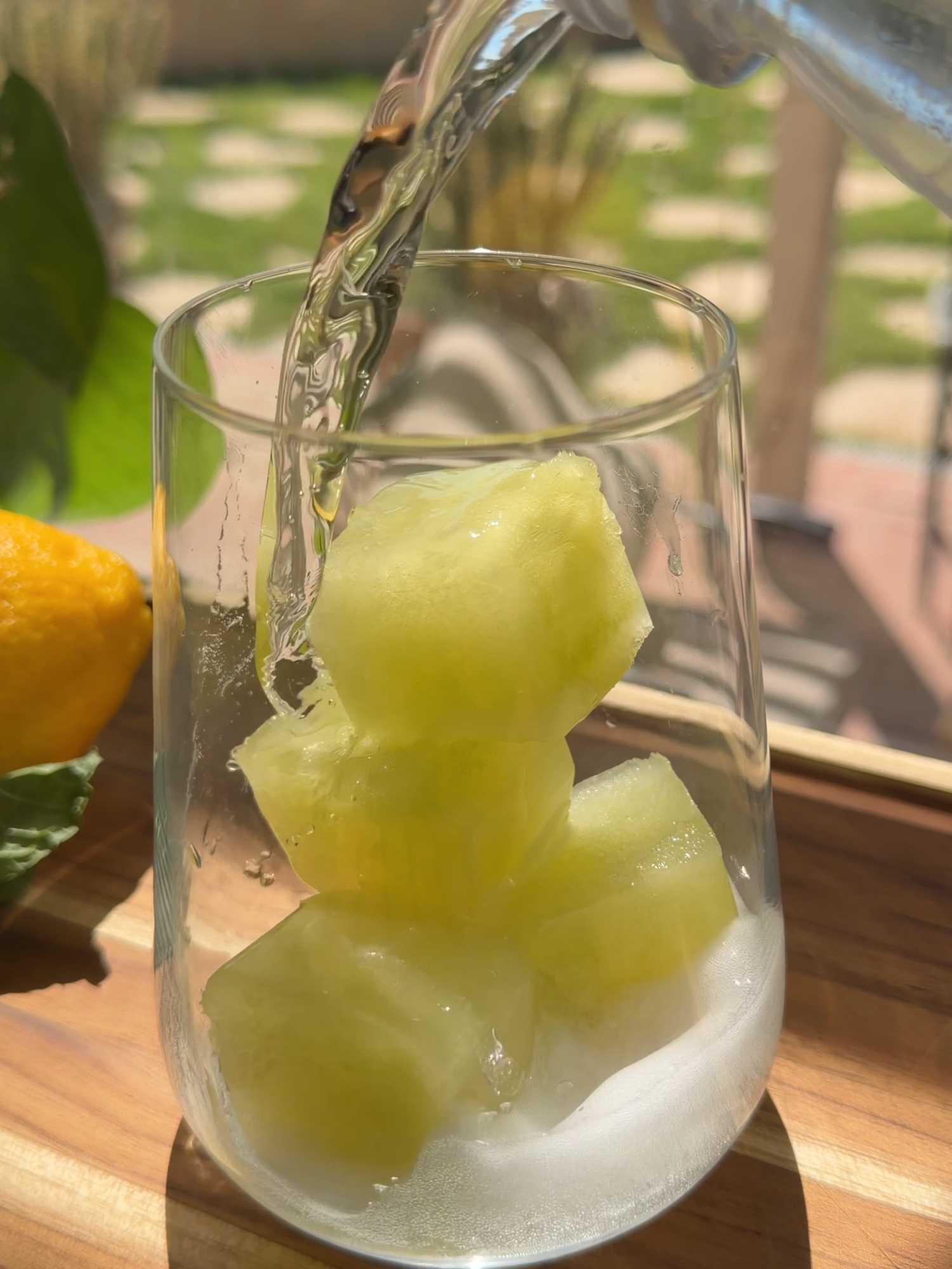 Shamefully 🙃I have such a hard time drinking plain water and these electrolyte cubes have been a game changer for me! 🧊🧊you’ve got to try them!! Full recipe below 🌸 Ingredients: 🍏1 green apple chopped 🥒 Half English cucumber chopped 🥝3 kiwi peeled and chopped 🍋1 lemon chopped (I left skin on) 🍯1 tbsp honey. 🍃5 mint leaves  🧂1/2 tsp Himalayan salt 🥥3 cups coconut water Blend and strain! Freeze and enjoy 🌸🤌🏽