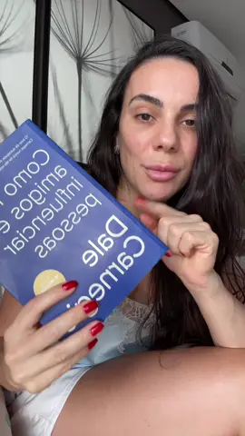 Um dos maiores clássicos de todos os tempos, Como fazer amigos e influenciar pessoas é considerado a Bíblia dos relacionamentos interpessoais. #livros #desenvolvimentopessoal 