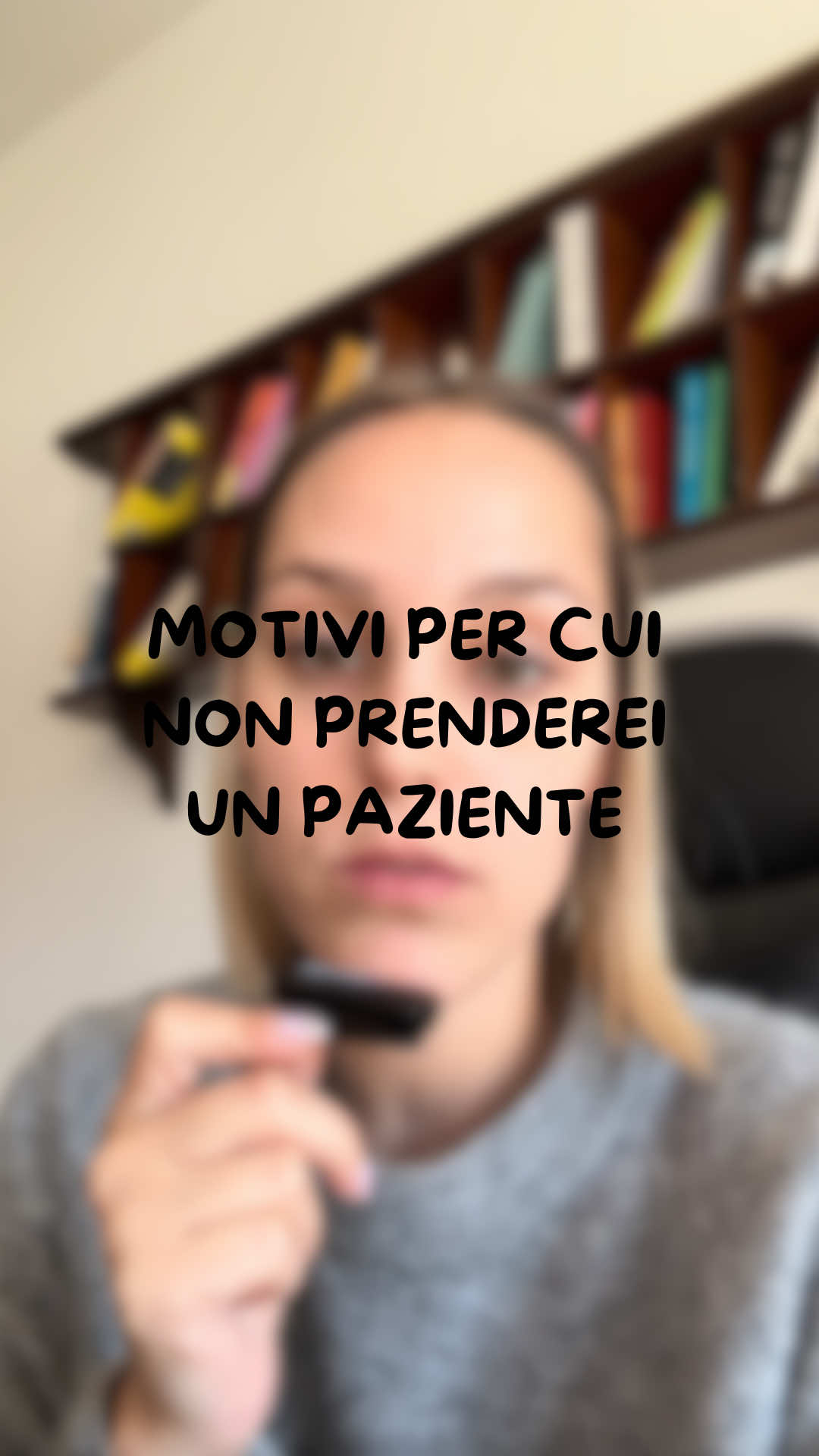 uando si ci reca da uno psicologo si pensa spesso che la scelta sia totalmente propria ma in alcuni casi purtroppo non è così. Questi sono esempi di situazioni in cui io non me la sentirei di prendere in carico quella persona e quindi iniziare con lei un percorso. Come dico nel video, questi no sono detti per tutelare la persona stessa. Se io prendessi in carico una persona nel momento in cui non me la sento di trattare quella problematica o avendo già conosciuto quella persona in passato, non sarebbe giusto poiché personalmente non farei bene il mio lavoro. In questi casi non sono io la psicologa “giusta” per quella persona ed essendo questa una professione di cura è importante essere il professionista “giusto”. #psicologo #psicologia #salutementale #trauma #traumi     
