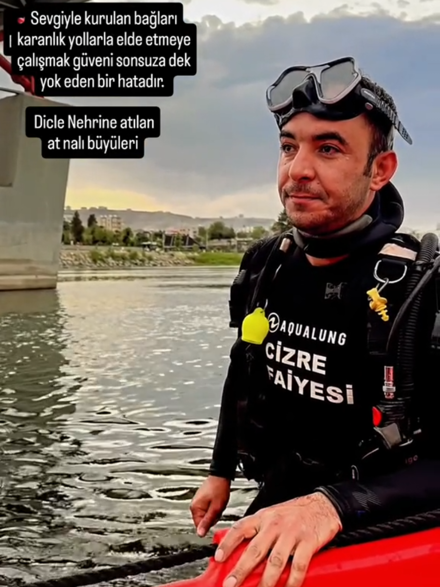 🔥 Sevgiyle kurulan bağları karanlık yollarla elde etmeye çalışmak güveni sonsuza dek yok eden bir hatadır.  🔴 Eğitim dalışarımızda bu büyüleri görüp geçmek olmaz. 🔴 Dicle Nehri derinliklerinde büyücülerin at nalından yapmış olduğu sihirleri çıkardıktan sonra çoğu alim ve hocalardan aldığımız bilgilerde bu nalların ve benzeri sihirlerin ateşte yakılmadığı sürece sihirin bozulmadığı bilgisini aldıktan sonra @tarik.oran hocamla beraber akrabasının yanında yüksek ateşte erittik. ⚠️ Amacımız bu büyüler değil eğitim yaparken : 🤿 Balıkçıların ağları suyun içerisinde bırakılmamalı .(Topluyoruz)  🤿 Bira Şişeleri nin nehire atılmaması gerekiyor (Topluyoruz) 🤿 Araba lastikleri nehire atılmamalıdır. (Topluyoruz) 🤿 İsmail Ebul-iz El Cezeri Köprüsü nün mermer taşları sökülüp nehire atılmamalıdır. (Topluyoruz) 🤿 Vesaire Vesaire Dicle Nehrini temiz tutmak için dipte ne varsa temizlemeye çalişıyoruz. #cizre #keşfet #reels #reelsinstagram #reelitfeelit 