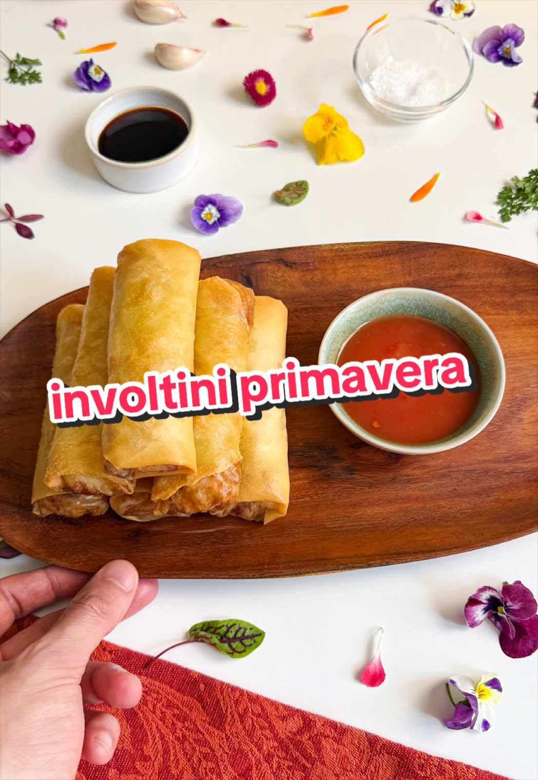 INVOLTINI PRIMAVERA 🫔 Do ufficialmente il benvenuto alla mia stagione preferita con una ricetta che all’apparenza non è tanto primaverile, ma fa sbocciare il palato e rallegra il cuore.   Ingredienti: 1 cavolo cappuccio  1 carota 1 cipolla 20g germogli di soia  olio di semi di girasole  sale,pepe e salsa di soia  10 sfoglie per wonton  fecola di patate  1.5l olio di semi d’arachide per la salsa agrodolce: 1tbsp concentrato di pomodoro  2tbsp zucchero  2tbsp aceto di riso 150ml acqua 1tsp peperoncino secco 1tsp amido di mais  difficoltà: medio/bassa costo: basso tempo di preparazione: 30min 