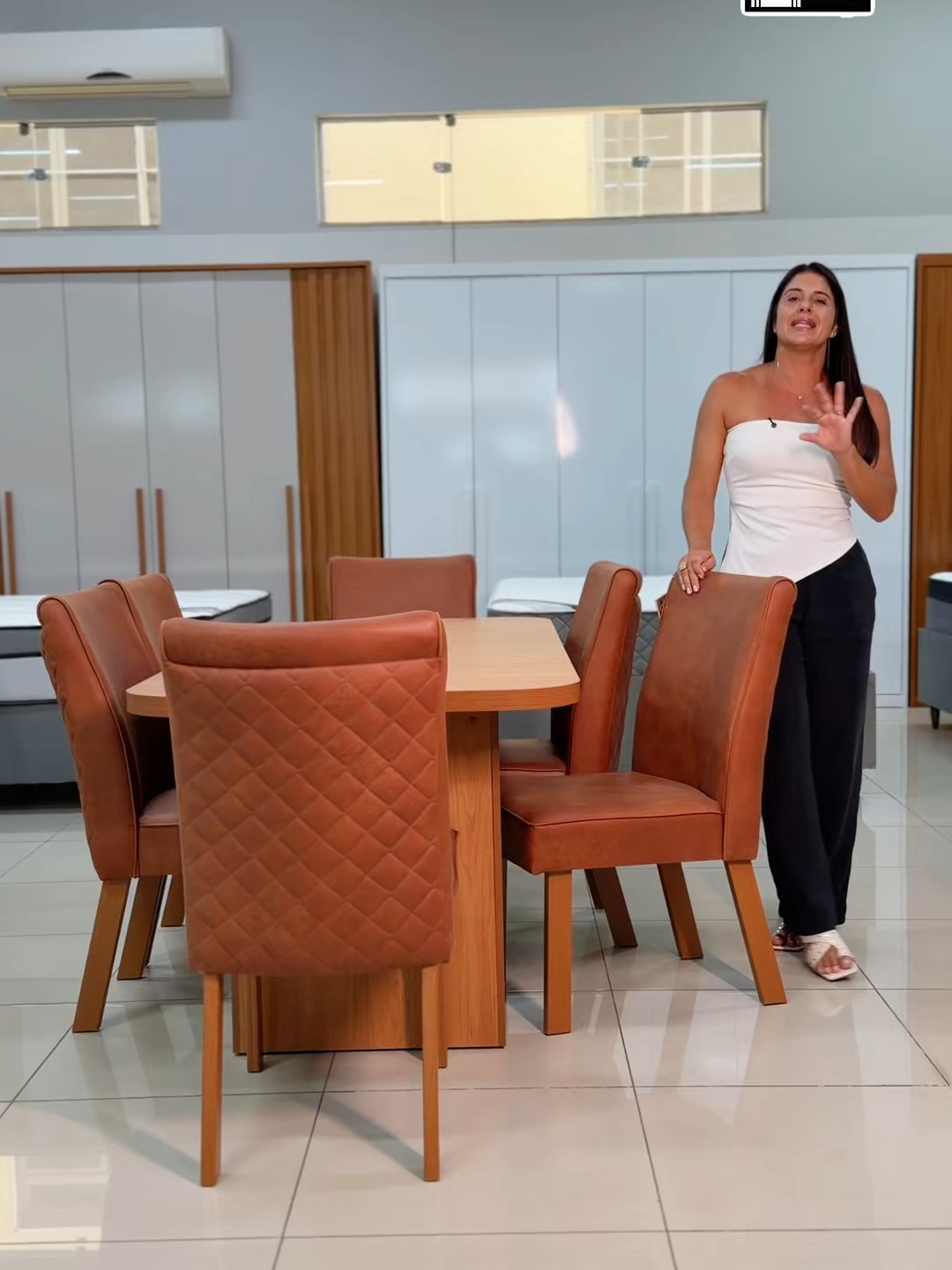 Sala de Jantar 180x90 Creta 6 Cadeiras Bom Pastor Você pode até escolher a mesa pela aparência. Mas é no uso que ela se prova. Uso diário. Cadeiras puxando o tempo todo. Superfície recebendo tudo. Se não tiver estrutura, não aguenta. ✨A Creta foi pensada exatamente pra isso. 🔹Base e tampo resistentes 🔹Tecnologia que protege contra bactérias e bolor 🔹E 6 cadeiras Yara que suportam rotina de verdade Não é só um conjunto bonito montado na loja. É um conjunto feito pra continuar funcionando depois de anos de uso. 📲 Quer ver de perto ou saber valores? Acesse nosso site! #MóveisBomPastor #SalaDeJantar #MesaDeJantar #Lançamento #MoveisDeQualidade #Casa