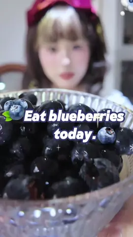 I really wanna nail this video, but outside is just way too loud today.#eatingasmr #asmrviral #fyp #blueberry #foryou 