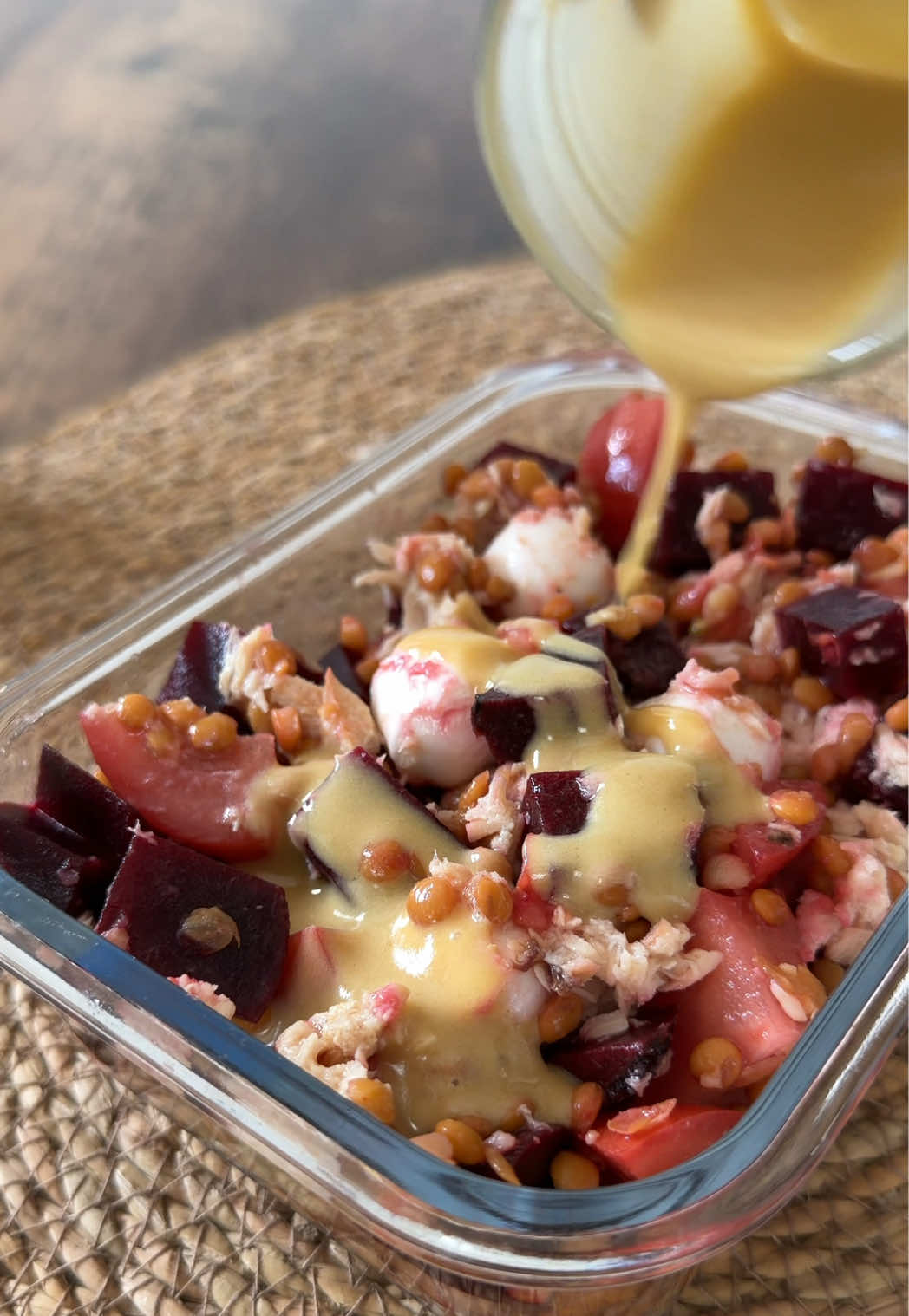 TUPPER SIN DRAMAS 5/5 💛 Ensalada de lentejas con salsa de mostaza 🤭  Fresca, saciante y lista en minutos. Ideal para comer bien sin complicarte esta primavera 🌷 Ingredientes: - 1 tarro pequeño de lentejas en conserva (o medio tarro grande), escurridas y enjuagadas - 1 tomate - Remolacha cocida - 1 lata de bonito del norte, escurrida - Bolitas de mozzarella o trocitos de queso gorgonzola Para la salsa: - Aceite de oliva - Mostaza - Zumo de limón - Un poco de miel (opcional) Paso a paso: 1. Escurre bien las lentejas aclarándolas con agua y llévalas al fondo del tupper. 2. Corta el tomate y la remolacha en daditos pequeños y colócalos sobre las lentejas. 3. Añade el bonito desmenuzado y el queso elegido. Mezcla todo bien. 4. Prepara la salsa en un tarrito: aceite + mostaza + limón + miel, agita hasta emulsionar. 5. Vierte la salsa por encima y mezcla justo antes de comer. 💡 Tip tupper: lleva la salsa aparte y añádela en el momento para que se mantenga todo fresco si lo prefieres.  ¿Os han gustado las idea de tupper? ¡Guárdatela! ✨ #tupper #quecomoenundia #ensalada #lentejas #comersano 