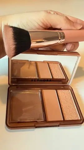 BRONZE BRONZE GLOW  De @sephora. Produit offert par @Influenster que je remercie.  Cette palette spéciale teint est très compacte et peut facilement s’emporter partout dans son 👜. De belles couleurs et un bel effet teint ensoleillé et glow à la clef!  🫶🫶🫶🫶 « Créez votre effet soleil sur mesure avec cette palette teint multi-textures. Un bronzer crème mat, un bronzer poudre lumineux et un highlighter poudre. Portez chaque teinte seule ou superposez-les pour rechauffer, sculpter et illuminer le teint » #produitoffert#sephora#bronzebronzeglow#influenster#collaborationcommerciale 