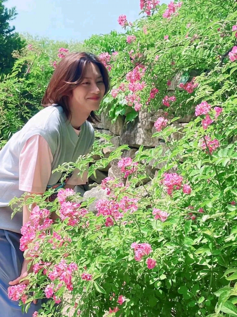 so beautiful 🥰🌸 cr: on video #heechul #김희철 #kimheechul 