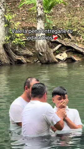 Algo lindo poder ver jóvenes tomar esta linda decisión 🕊️ Mi Abi Dios te bendiga🥺me llena el corazón de alegría poder verte este acto tan lindo #hagamosviralajesus #jovenescristianos #bautizos 