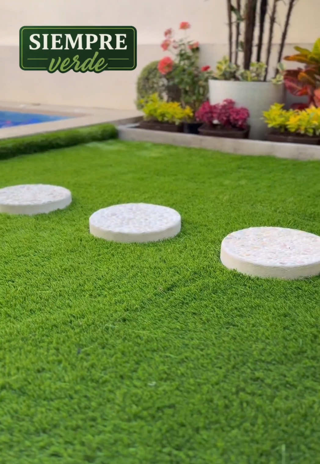 Este jardín fue diseñado para aprovechar cada centímetro: se instaló pasto sintético de alta calidad que brinda un acabado natural, siempre verde y sin mantenimiento. Se integraron caminos de piedra decorativa que aportan diseño y funcionalidad, guiando el recorrido de forma elegante.✅ #Lujo #pastosintetico #diseño #Exterior 