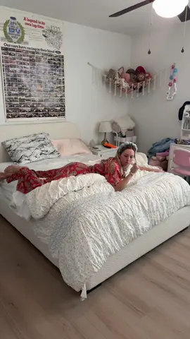 Obviously, I have to clean with music! Who else makes their bed every day? ##girlmom##momlife##cleaning ##momof3##daughter