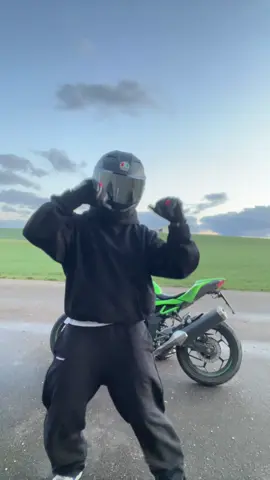 Sogar bei diesem wetter (chat es hat geschneit 🫩) mach ich für euch tiktoks😔✌️ #biker #foryoupagе #biketokers #trends #dancer 