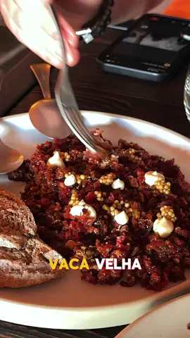 ⚠️ @famintolisboa  📍 Lisboa - Av.Dom Carlos I  O tártaro de vaca velha é daqueles pratos que te faz questionar porque é que pediste mais alguma coisa. E a bola de Berlim…bom, digamos só que para mim, até nas praias deviam andar a servir.  Se isto não é felicidade… está muito perto. #fyp #foodcritic #restaurantes #RestaurantReview #portugalfoodie@Suse vieira 
