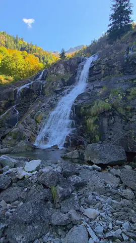 La cascade d’Ars, près de Saint-Girons… 💧 1h30 de marche 🥾 Tu y irais ? #cascadedars #saintgirons #pyrenees #randonnee #nature