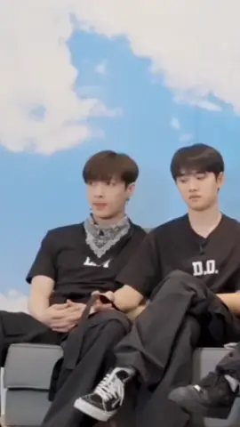 Pls why is it ALWAYS Yixing and Kyungsoo 😭🤣 Watching the fan meeting bts, you can tell the members really miss Yixing and there are so many cute moments… but these two?? They act so sneaky like no one’s watching 😭😭🤣 Their interactions are rare, but when they happen, it’s SO sweet. You can really feel their friendship is still strong despite the distance 😫 #nlscorner #layzhang #dohkyungsoo #exo #laysoo 