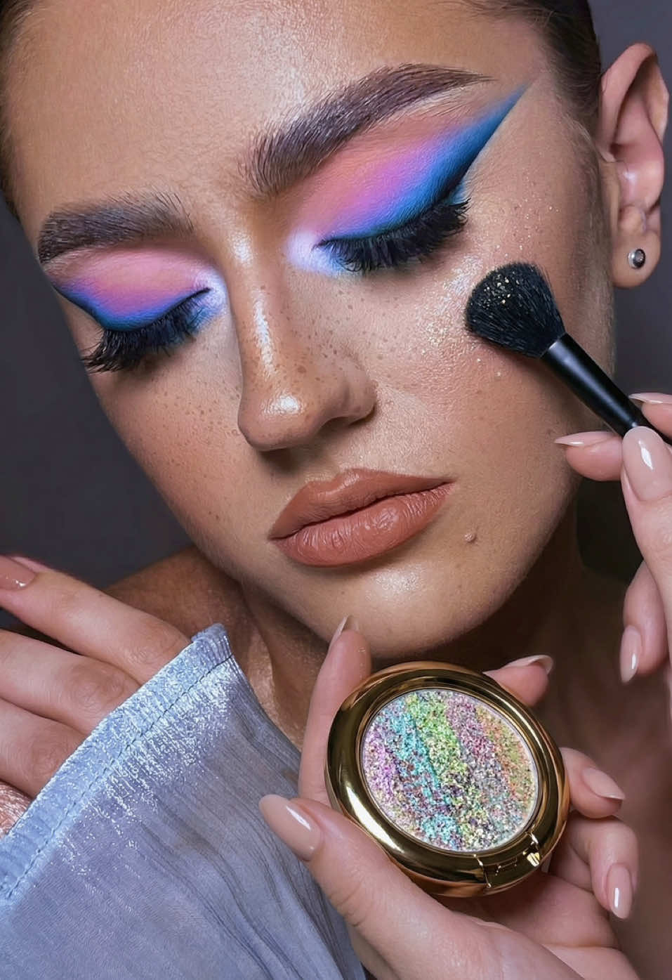 Obsessed with how this highlighter catches the light on this look 🌈 a chameleon highlighter on a colourful eye just hits different 💫                                             #rainbowhighlighter #makeuptutorial #holographicmakeup #makeupartist #colorfulmakeup     