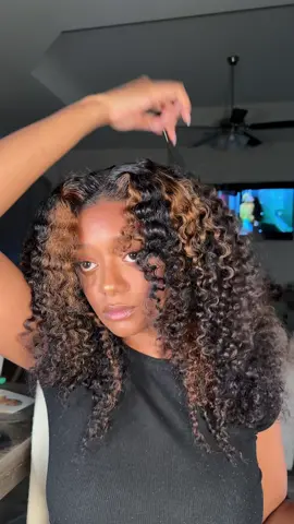 So full. So fluffy kinky curly wig @MENGLLE HAIR Wig details: 7x6 lace glueless wig kinky curly 250% density 20 inch in P1b/30 highlight color #kinkycurlywig #gluelesswig