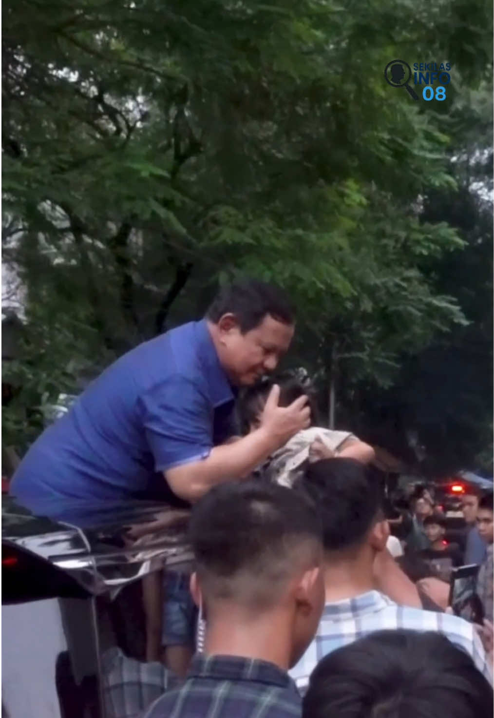 Presiden RI Prabowo Subianto turun langsung meninjau permukiman warga di bantaran rel kawasan Senen, Jakarta Pusat. Di tengah kondisi hunian yang padat dan penuh keterbatasan, beliau menyapa warga, mendengar aspirasi, dan melihat langsung realita kehidupan masyarakat. Melalui kunjungan ini, Presiden menegaskan komitmennya untuk menghadirkan hunian yang layak, aman, dan manusiawi bagi seluruh rakyat Indonesia. Dengan tekad kuat dan langkah nyata, pemerintah berupaya mendorong pemerataan kesejahteraan serta meningkatkan kualitas hidup masyarakat, terutama di kawasan padat perkotaan. Semoga ikhtiar ini menjadi awal dari perubahan positif menuju lingkungan yang lebih baik dan kehidupan yang lebih sejahtera bagi semua. #terimakasihprabowo #prabowosubianto #presidenprabowo 