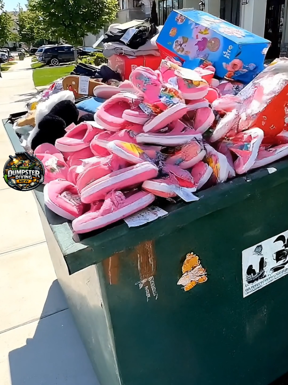Dumpster diving king 👑Dozens of unused women's house slippers and more... #dumpsterdiving #trashfinds #trash2treasure #curbsidefinds #thriftfinds