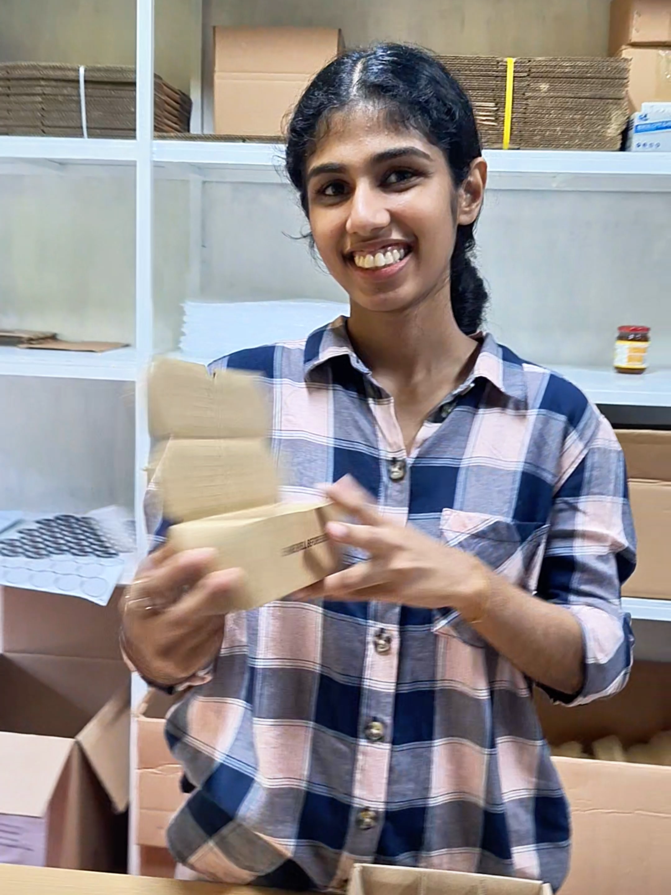 ඔයාලටත් අලුත් එකෙන්ද සෝස් බෝතල් ආවේ හලෝ #hotzy #hotsauce #businessjourney #orderpacking #officefun
