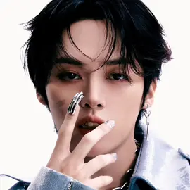 and he mogged #leeknow #pardon #straykids #kpop #edit  lee know skz mog trending bp edit mogging gif pictures edit 