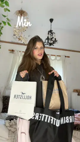 #CapCut shopping haul! #haul #fyp #foryoupage #viral (!FAKE BODY!)@Urban Outfitters @hollister @Primark 